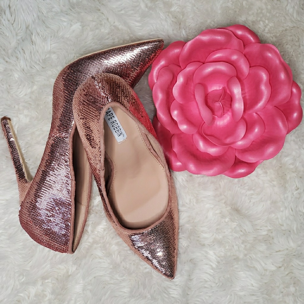 𝑪𝑨𝑷𝑬 𝑹𝑶𝑩𝑰𝑵 𝑯𝑰𝑮𝑯 𝑯𝑬𝑬𝑳𝑺